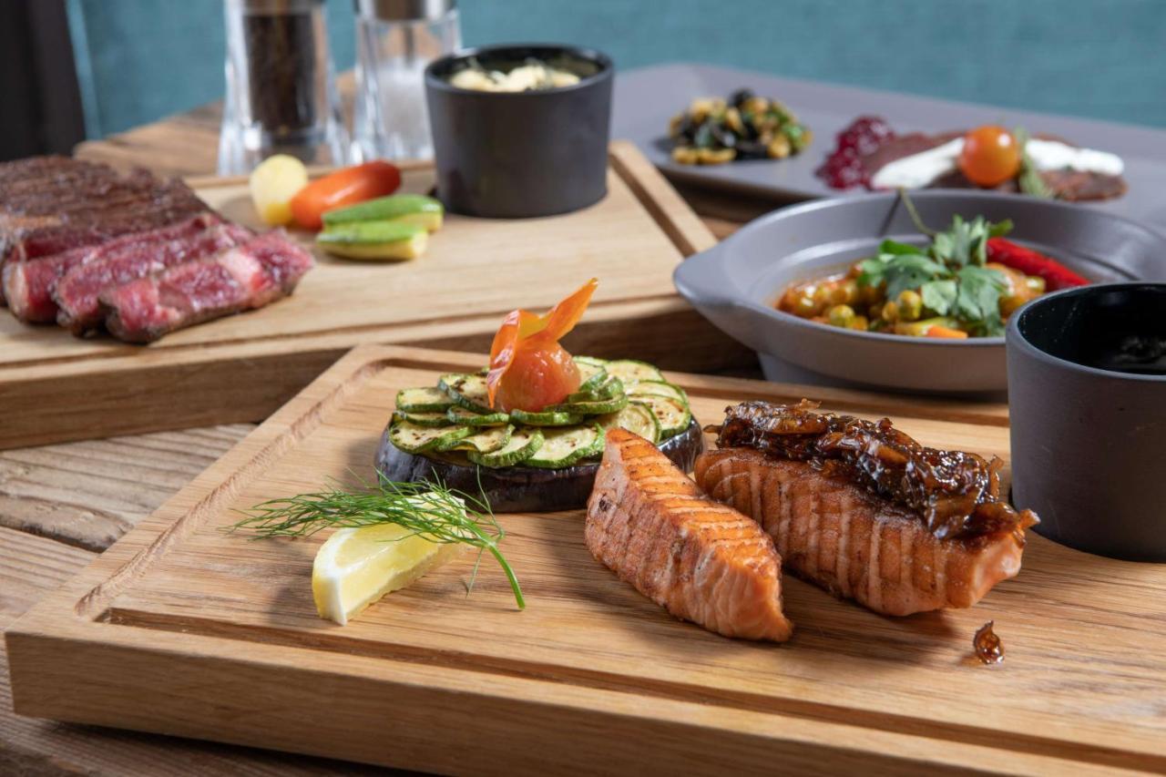 Radisson Blu Hotel, Jeddah Corniche Εξωτερικό φωτογραφία Salmon steak