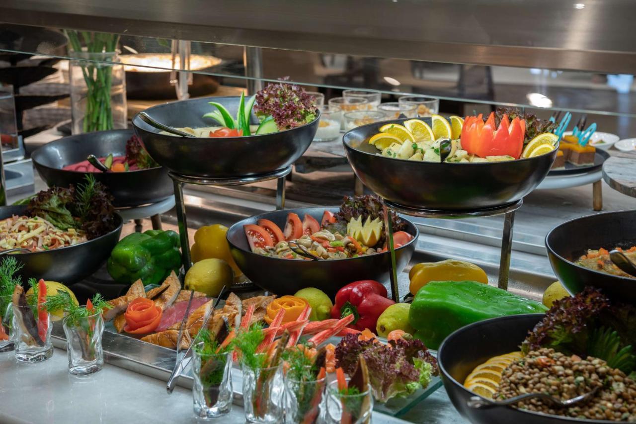 Radisson Blu Hotel, Jeddah Corniche Εξωτερικό φωτογραφία A salad bar