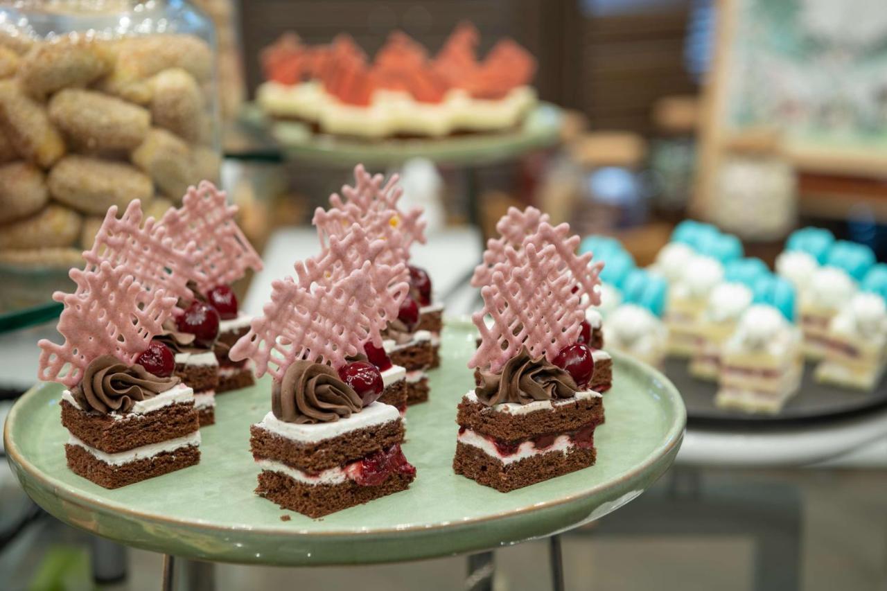 Radisson Blu Hotel, Jeddah Corniche Εξωτερικό φωτογραφία Chocolate cakes