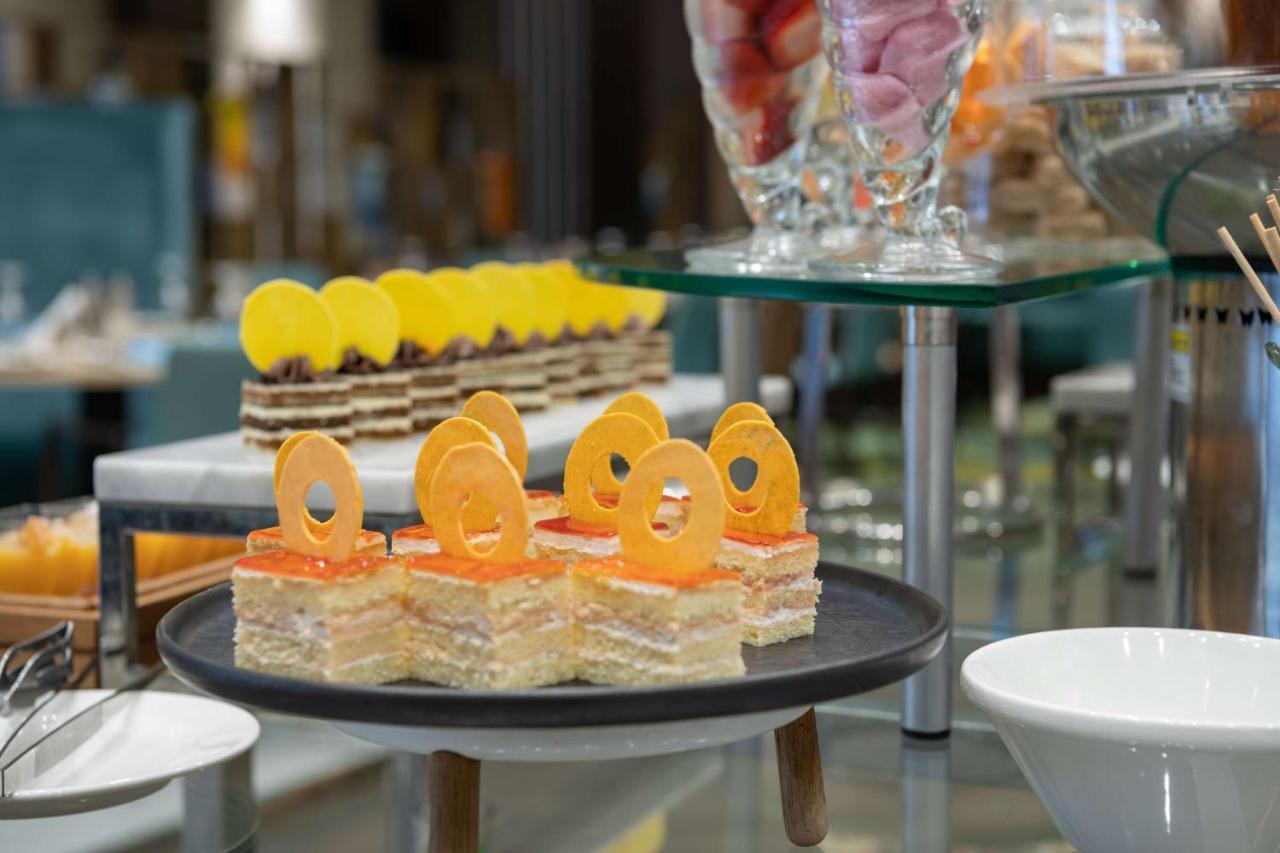Radisson Blu Hotel, Jeddah Corniche Εξωτερικό φωτογραφία A dessert buffet