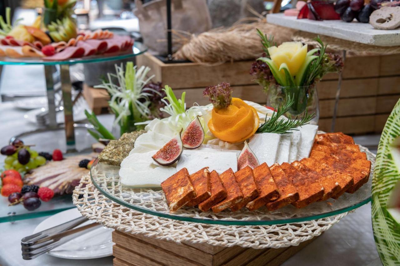 Radisson Blu Hotel, Jeddah Corniche Εξωτερικό φωτογραφία A cheese platter
