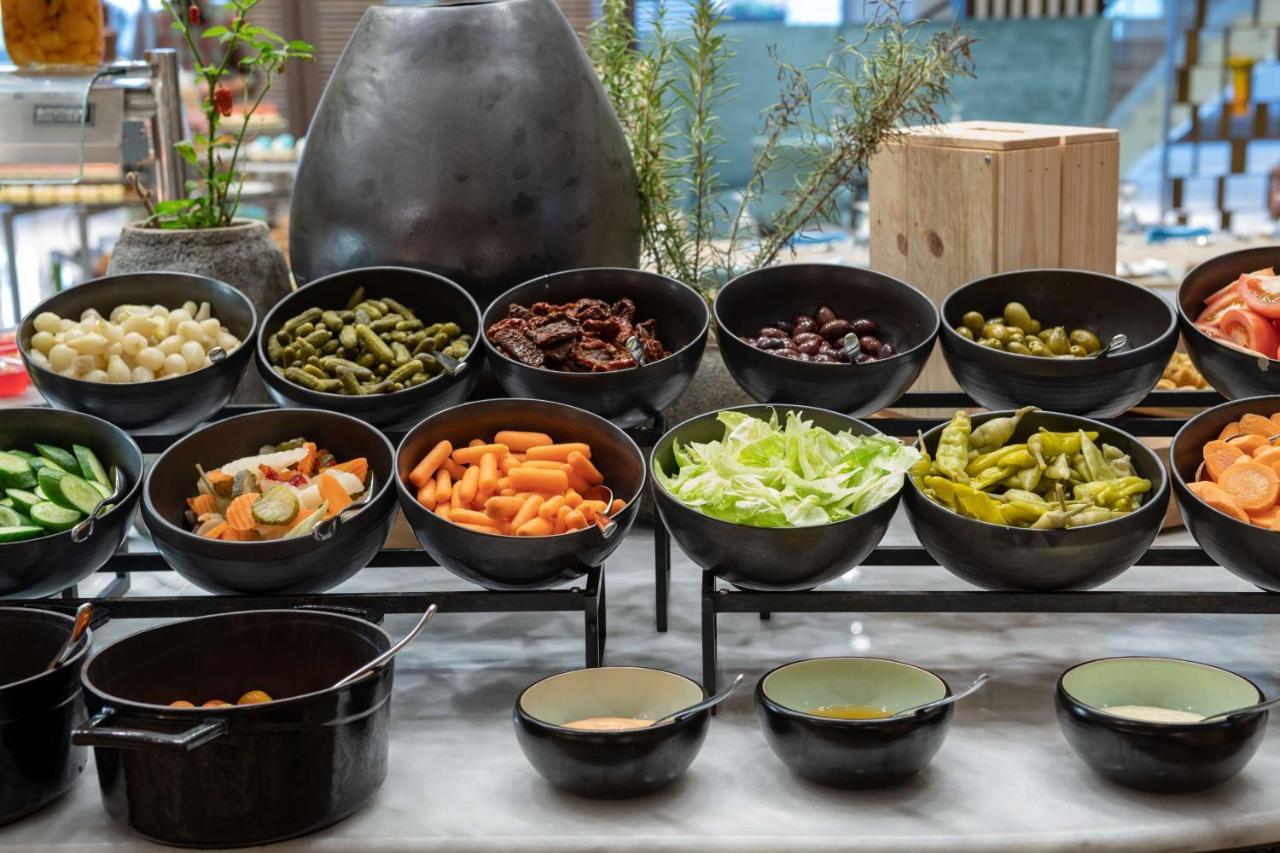 Radisson Blu Hotel, Jeddah Corniche Εξωτερικό φωτογραφία A salad bar