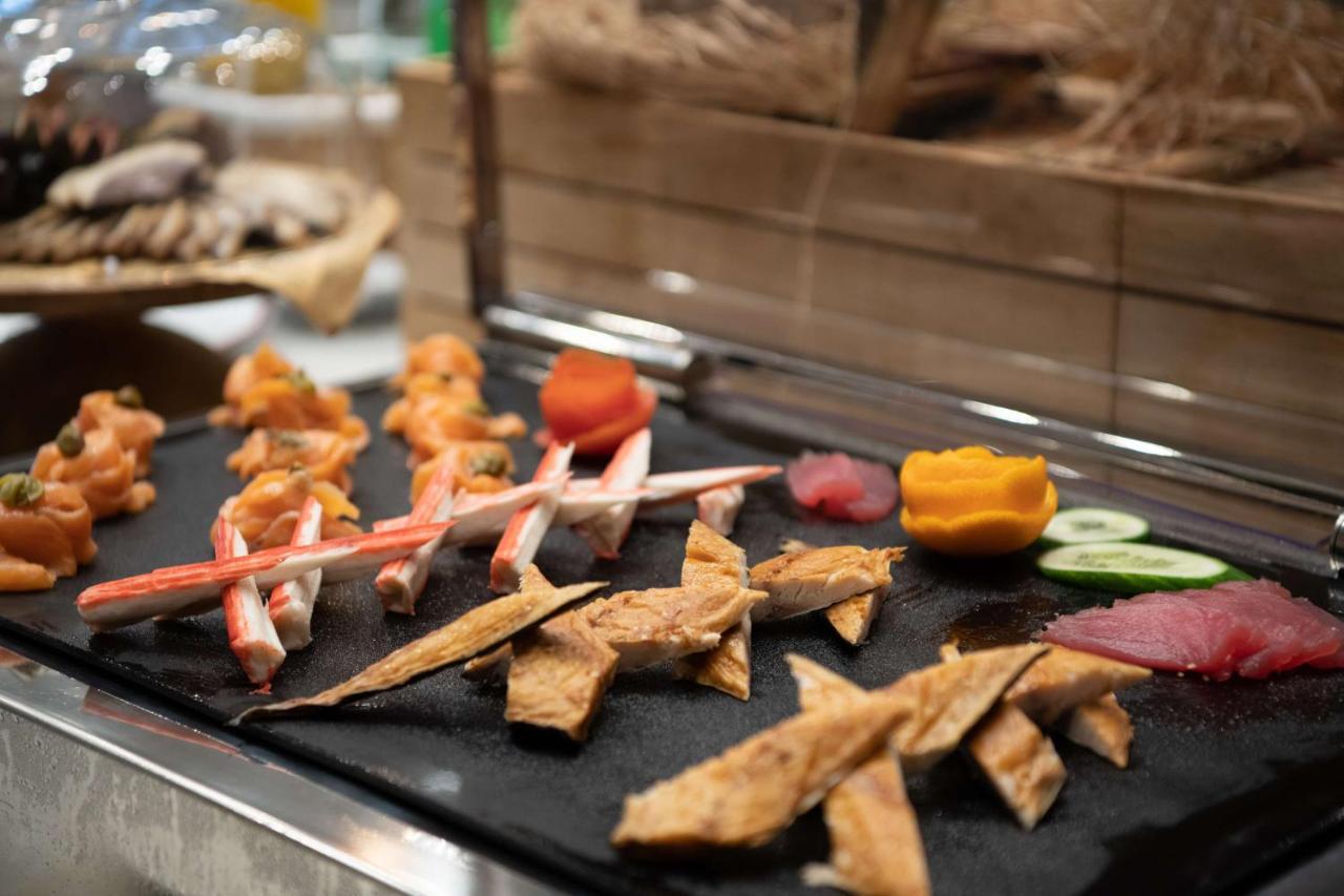 Radisson Blu Hotel, Jeddah Corniche Εξωτερικό φωτογραφία Seafood at a buffet