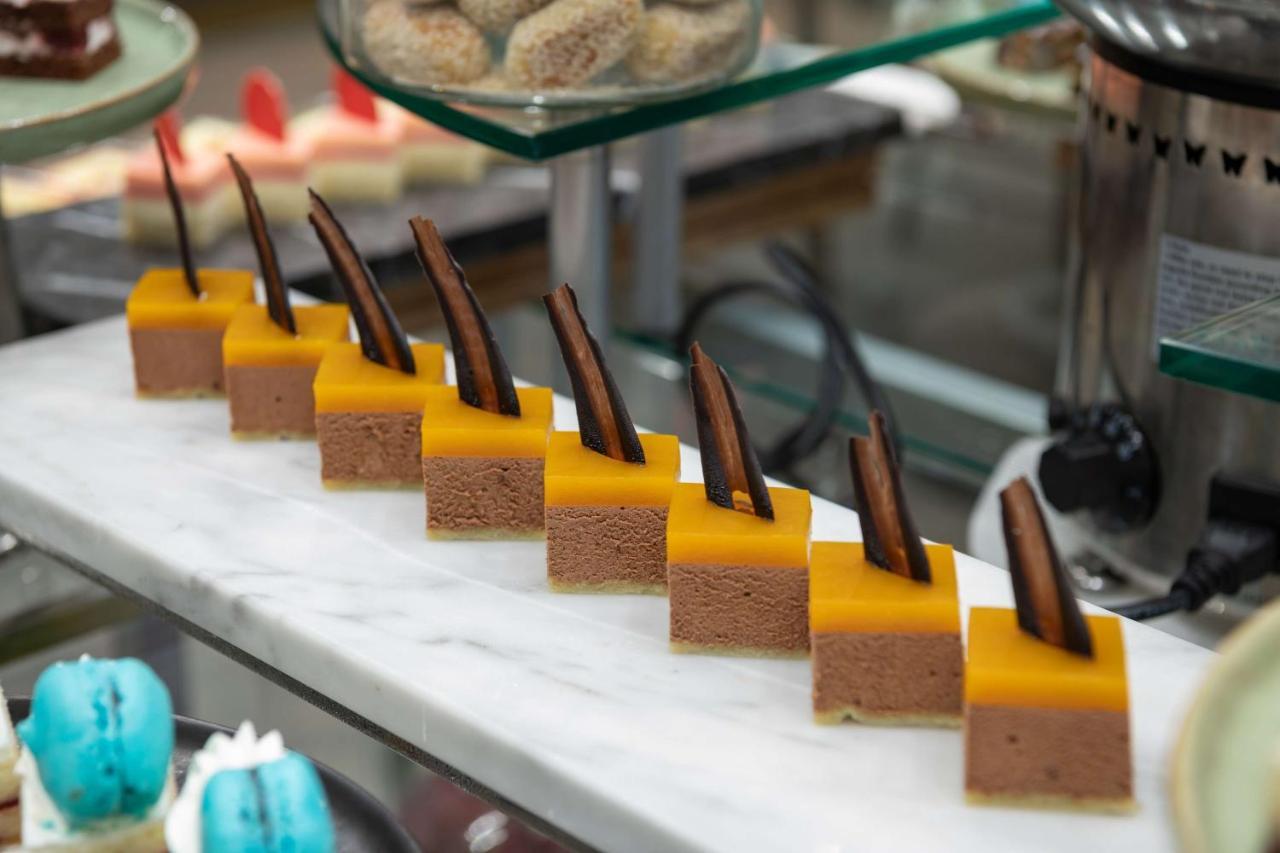 Radisson Blu Hotel, Jeddah Corniche Εξωτερικό φωτογραφία A row of petit fours