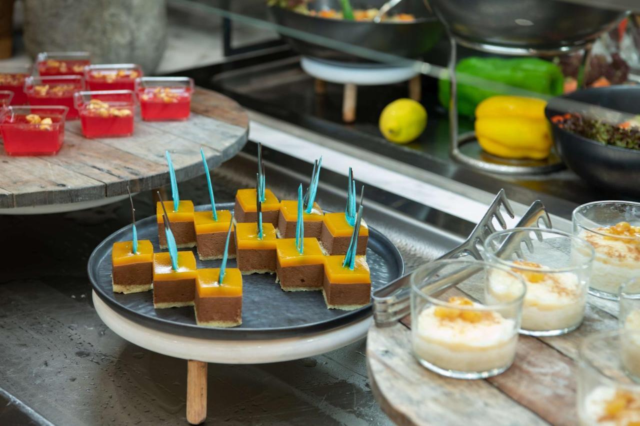Radisson Blu Hotel, Jeddah Corniche Εξωτερικό φωτογραφία A selection of desserts