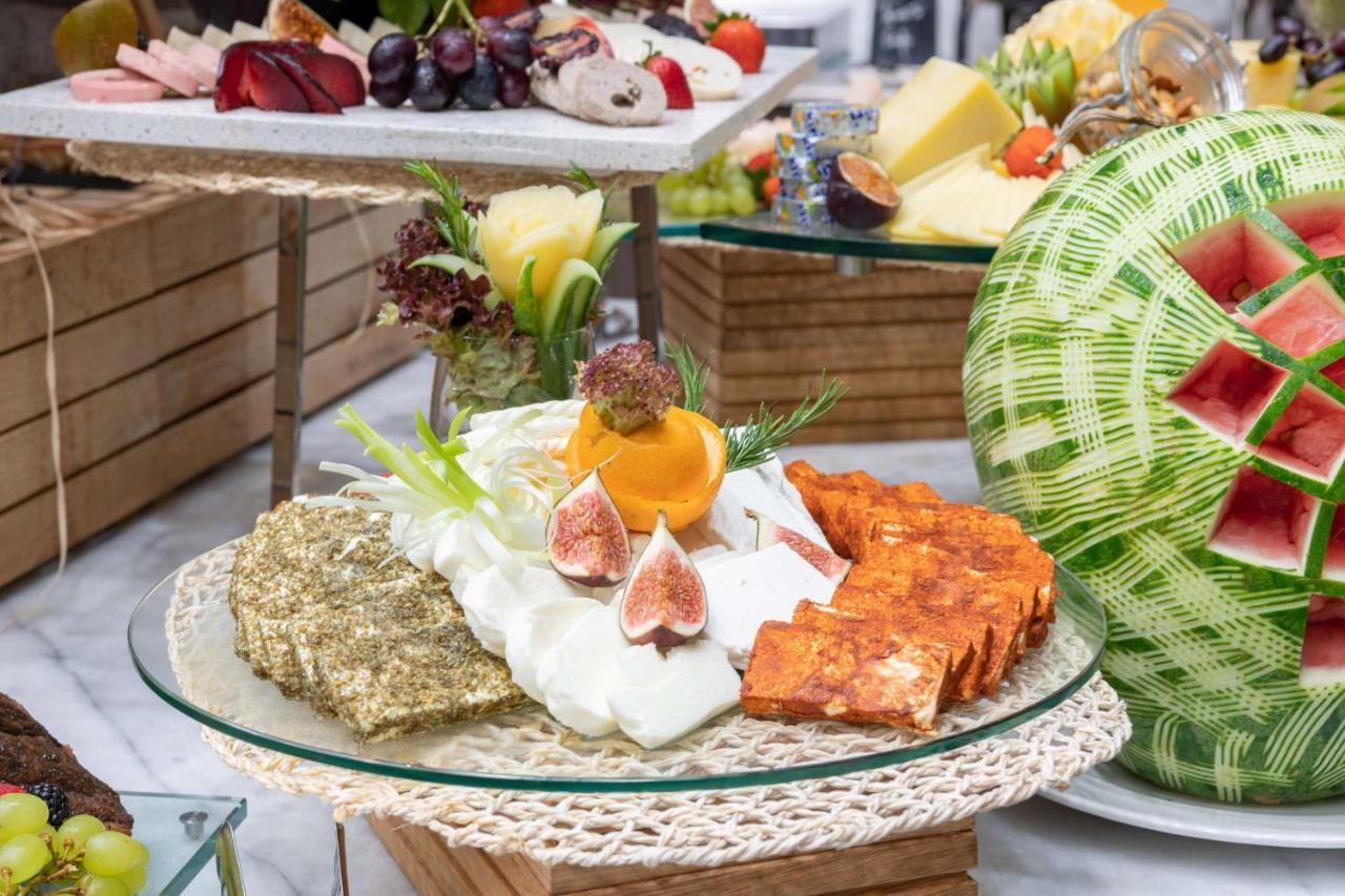 Radisson Blu Hotel, Jeddah Corniche Εξωτερικό φωτογραφία A selection of cheeses
