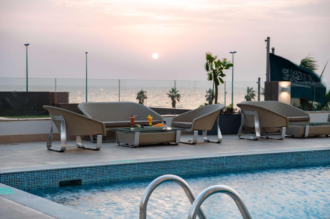 Radisson Blu Hotel, Jeddah Corniche Εξωτερικό φωτογραφία The swimming pool at the hotel