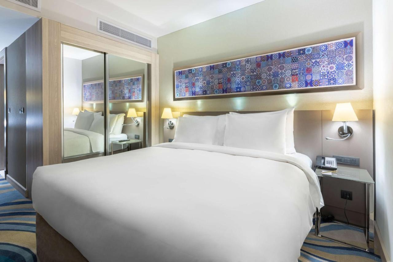 Radisson Blu Hotel, Jeddah Corniche Εξωτερικό φωτογραφία A bedroom at the hotel