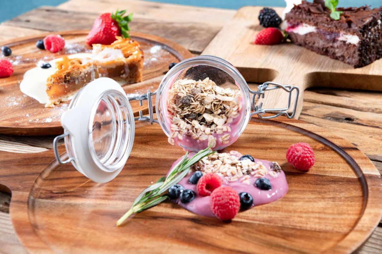 Radisson Blu Hotel, Jeddah Corniche Εξωτερικό φωτογραφία A breakfast parfait