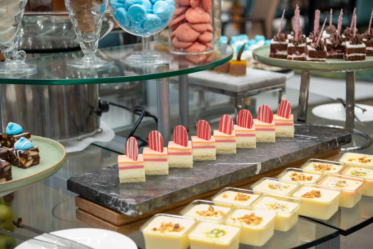 Radisson Blu Hotel, Jeddah Corniche Εξωτερικό φωτογραφία A selection of petit fours