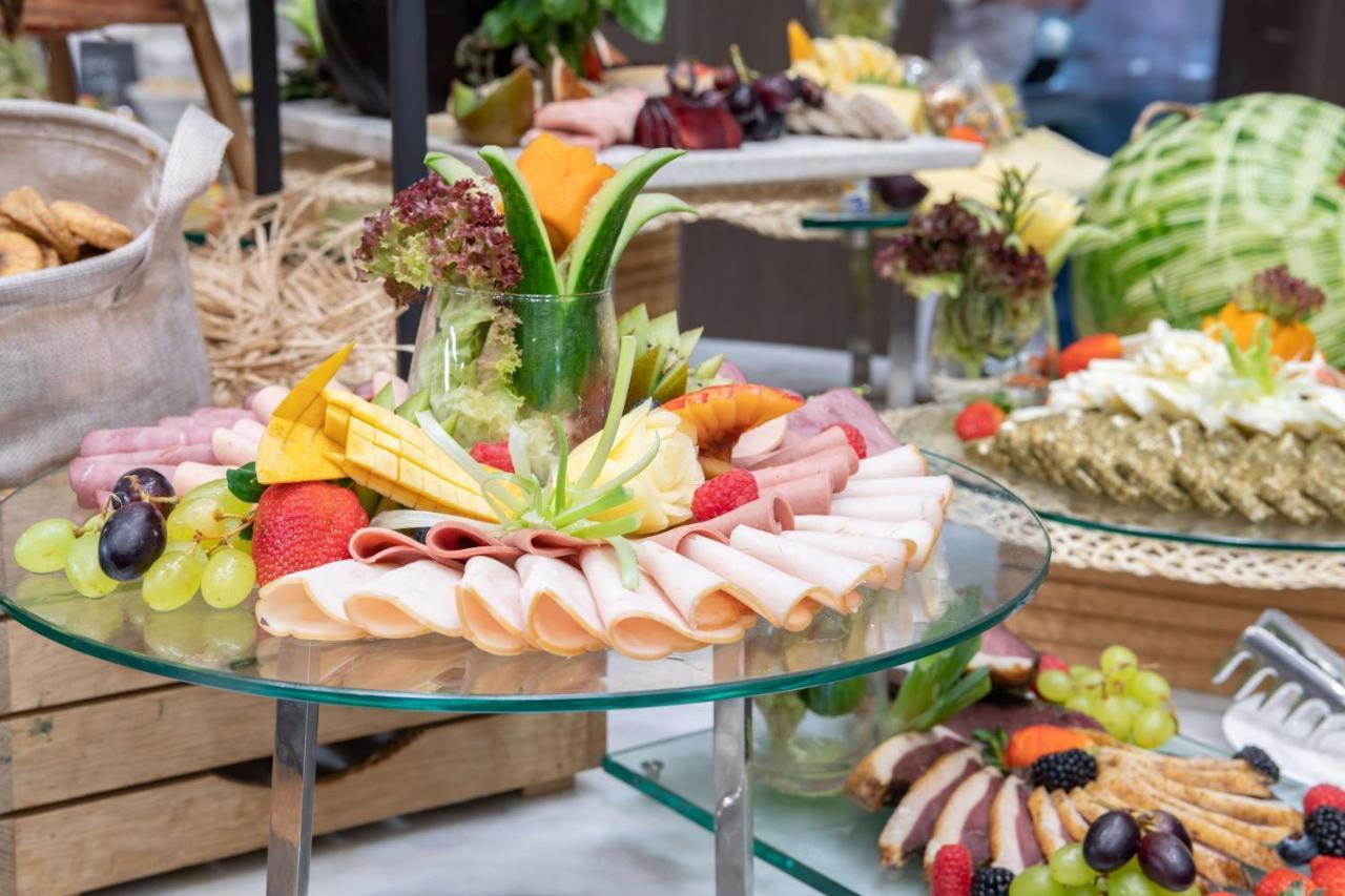 Radisson Blu Hotel, Jeddah Corniche Εξωτερικό φωτογραφία A buffet