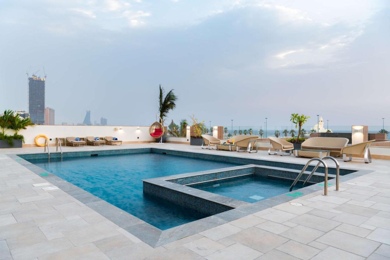 Radisson Blu Hotel, Jeddah Corniche Εξωτερικό φωτογραφία Rooftop pool at the hotel