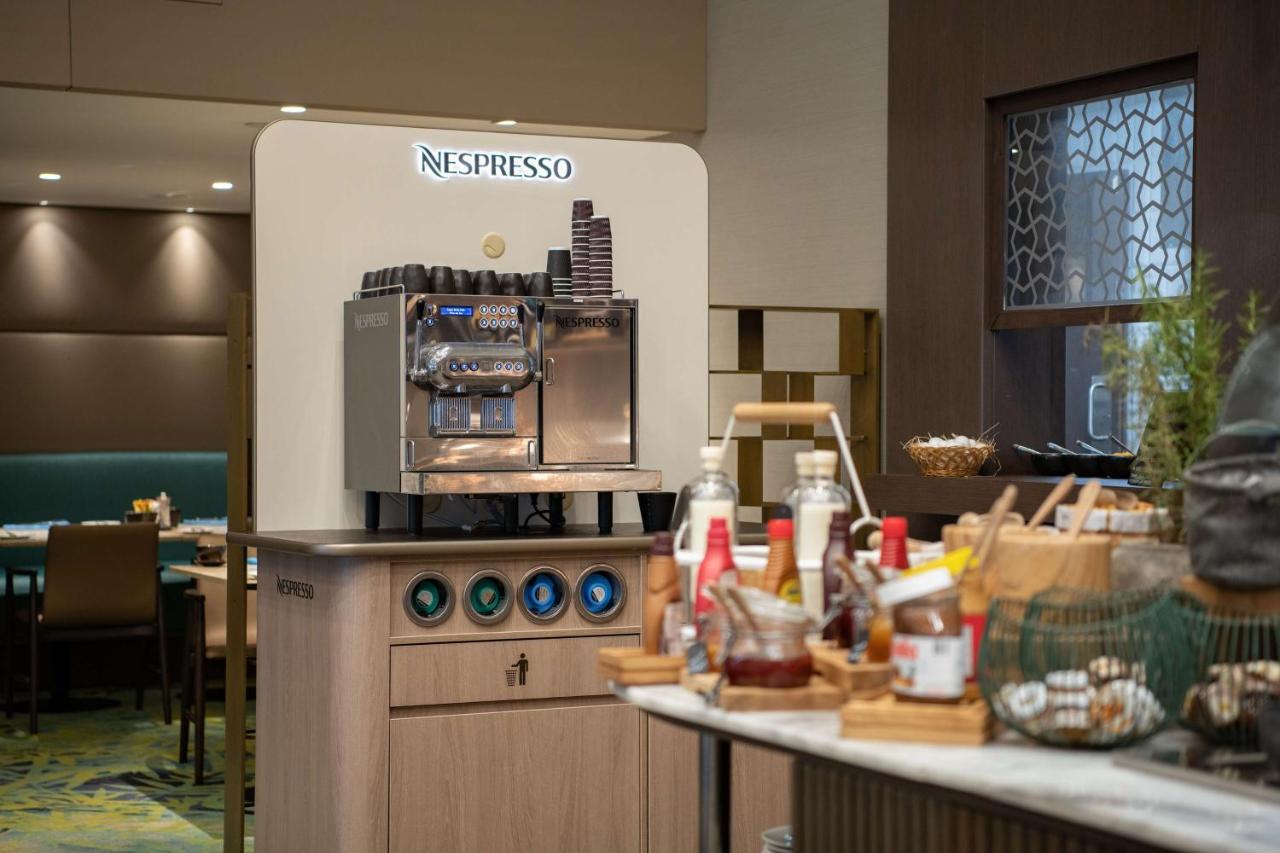 Radisson Blu Hotel, Jeddah Corniche Εξωτερικό φωτογραφία A Nespresso machine