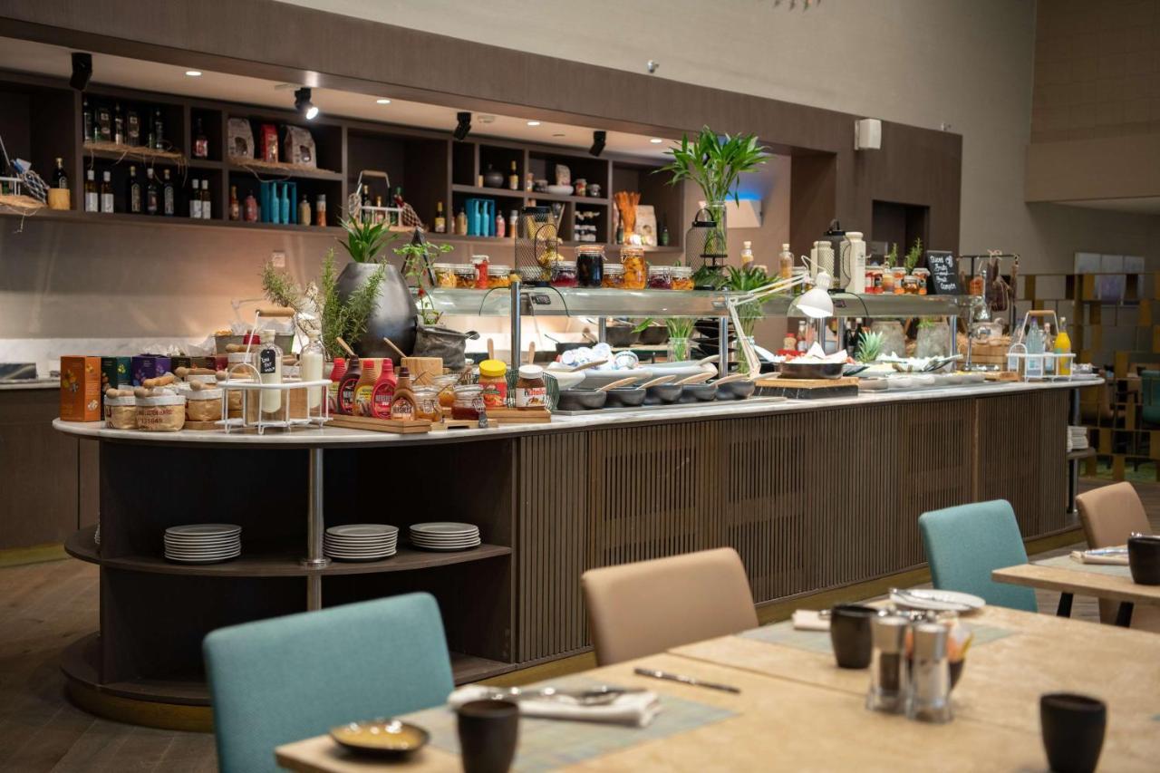 Radisson Blu Hotel, Jeddah Corniche Εξωτερικό φωτογραφία The buffet at the lounge