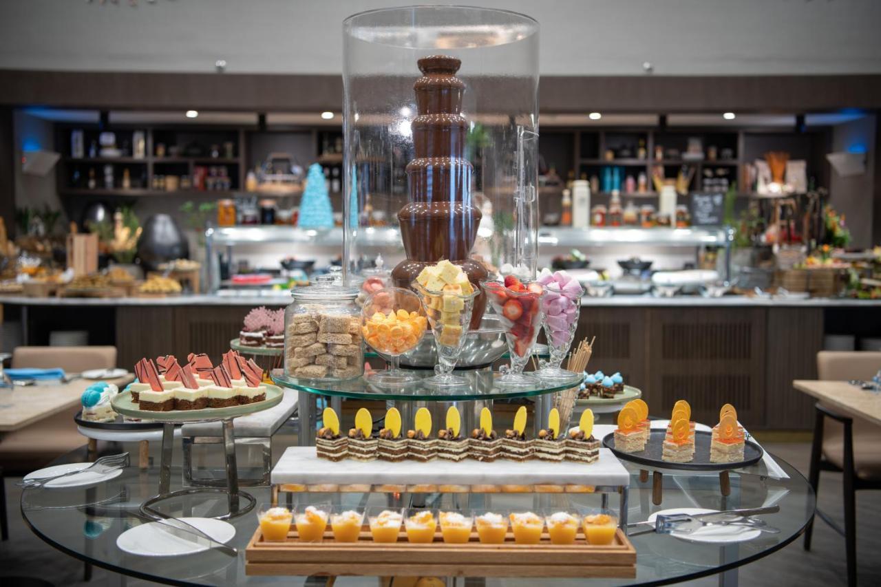 Radisson Blu Hotel, Jeddah Corniche Εξωτερικό φωτογραφία A chocolate fountain